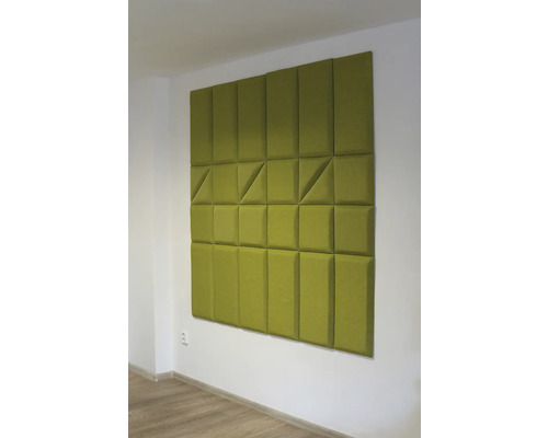 Zelené akustické panely na stěně