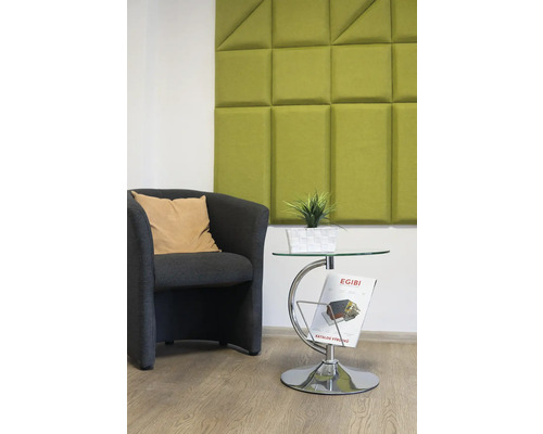 Obývací pokoj s křeslem, odkládacím stolkem a akustickým panelem