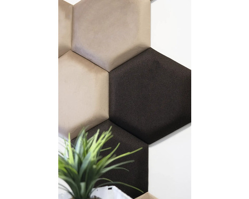 Detailní záběr na šestihranné akustické panely na stěně