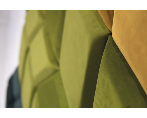 Detail zelených akustických panelů s geometrickým vzorem.