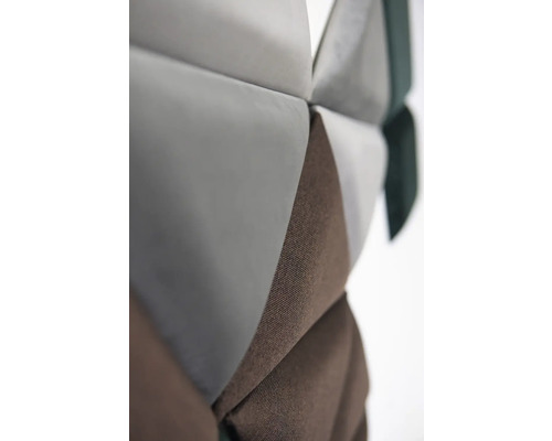 Detail čalouněných stěnových panelů s geometrickým vzorem