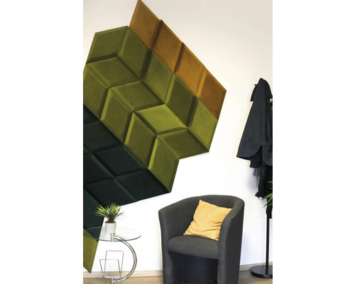 Místnost s akustickými panely na zdi a křeslem