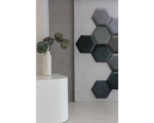 Dekorativní interiér se šestihrannými stěnovými panely, vázou a odkládacím stolkem