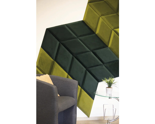 Scéna s akustickým panelem na zdi, křeslem a odkládacím stolem