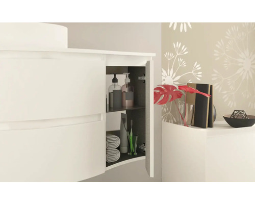 Bílé umyvadlo s otevřenou skříňkou pro uložení do koupelny