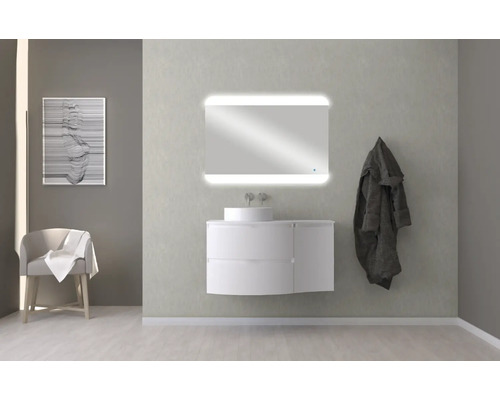 Moderní koupelna s umyvadlovou skříňkou, zrcadlem s osvětlením a židlí s ručníkem