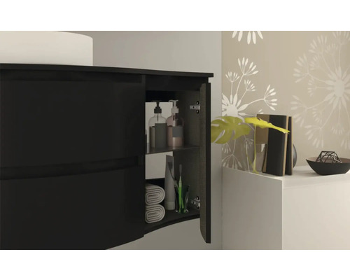 Koupelna s otevřenou spodní skříňkou pro uložení ručníků a toaletních potřeb