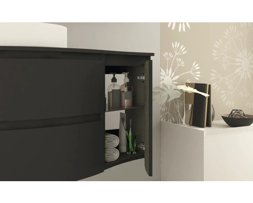 Skříňka pod umyvadlo s otevřenými dvířky, uvnitř ručníky a produkty péče