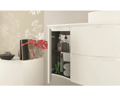 Koupelna s umyvadlovou skříňkou s otevřenou skříňkou pro uložení koupelnových doplňků