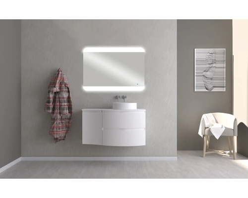 Koupelna s umyvadlem, osvětleným zrcadlem a županem