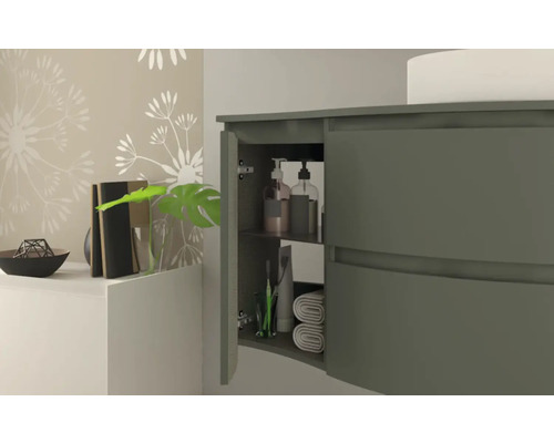 Koupelna s umyvadlovou skříňkou s otevřenými dvířky, policemi, ručníky a toaletními potřebami