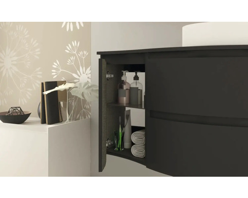 Skříňka pod umyvadlo s otevřenými dvířky a koupelnovými potřebami