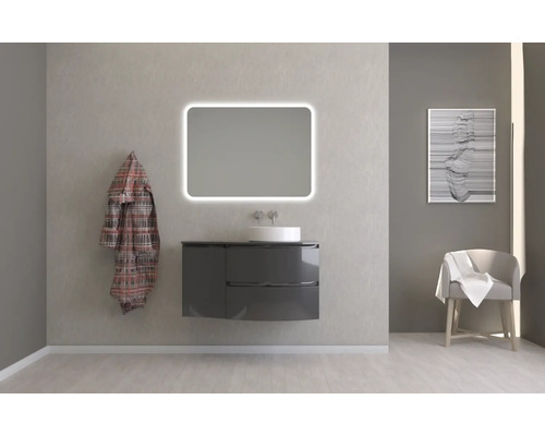 Moderní koupelna s osvětleným zrcadlem, umyvadlovou skříňkou a křeslem