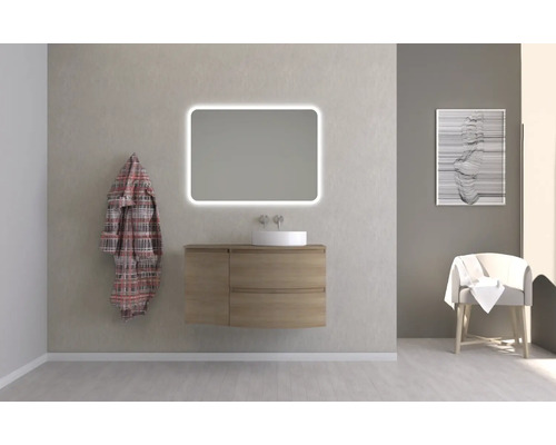 Moderní koupelna s umyvadlem, zrcadlem s osvětlením a židlí