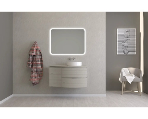 Koupelna s umyvadlovou skříňkou, osvětleným zrcadlem a dekorací