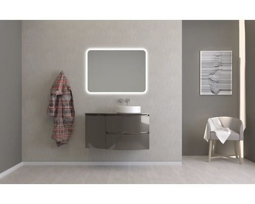 Moderní koupelna s umyvadlem, osvětleným zrcadlem, županem a židlí