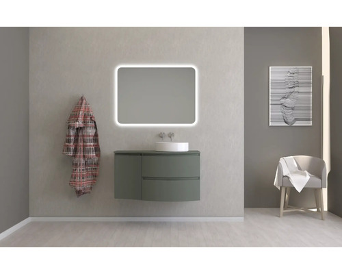 Moderní koupelna s osvětleným zrcadlem, skříňkou pod umyvadlo a křeslem