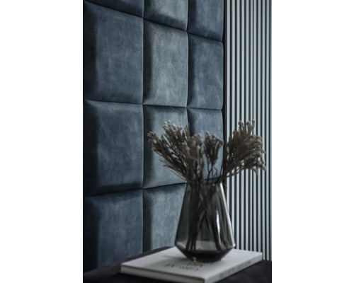 Dekorativní nástěnný panel s květinovou aranží v pokoji.