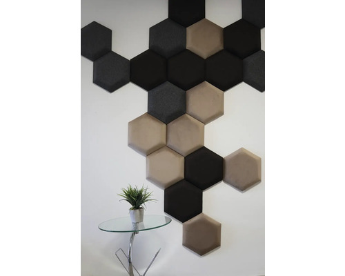 Stěna se šestihrannými akustickými panely a odkládací stolek