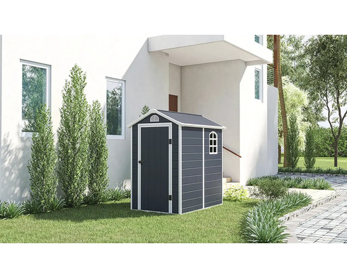 Plastový zahradní domek na nářadí v zahradě před domem