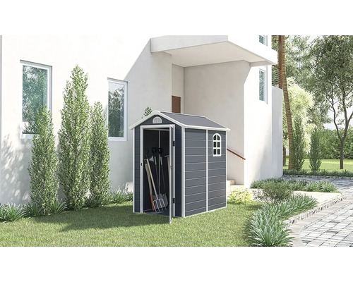 Plastová zahradní skříň s otevřenými dveřmi na zahradě