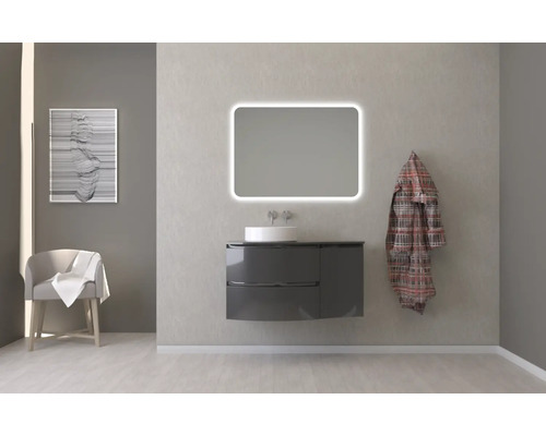 Koupelna s umyvadlovou skříňkou, umyvadlem, osvětleným zrcadlem a dekorací pro světlou a uspořádanou atmosféru.