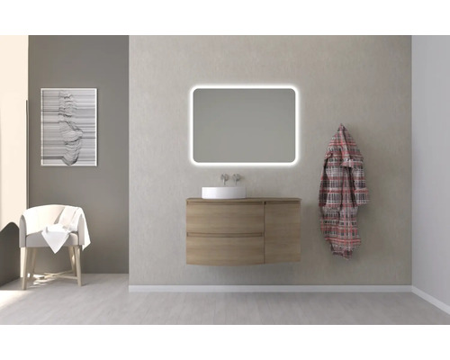 Koupelna s umyvadlem, osvětleným zrcadlem, židlí a županem