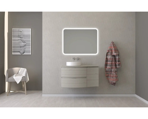 Moderní koupelna s umyvadlem, zrcadlem s osvětlením a dekorativními prvky