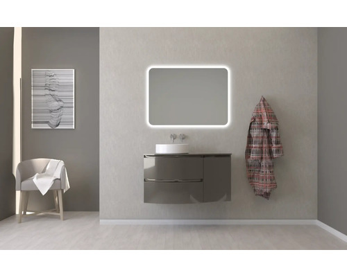 Koupelna s umyvadlovou skříňkou, osvětleným zrcadlem a židlí