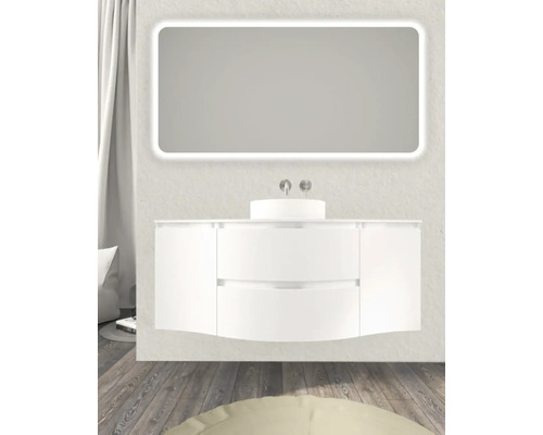 Moderní koupelna s osvětleným zrcadlem, umyvadlem na desku a skříňkou pod umyvadlo