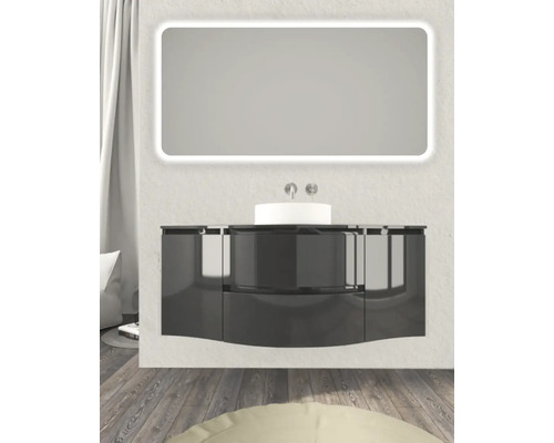 Koupelna s umyvadlem, skříňkou a osvětleným zrcadlem