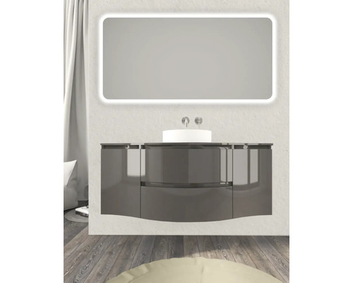 Koupelna s umyvadlem, skříňkou a osvětleným zrcadlem