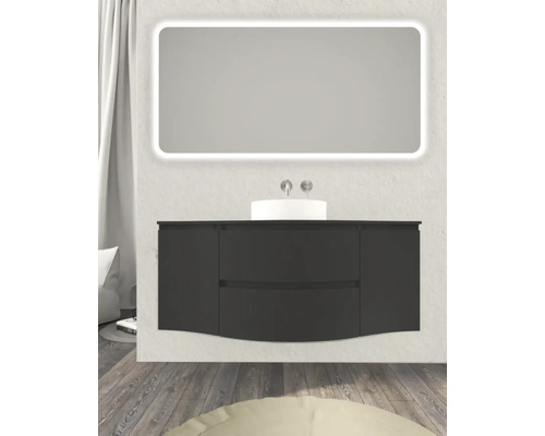 Koupelna s umyvadlovou skříňkou, umyvadlem na desku, osvětleným zrcadlem a vodovodními bateriemi