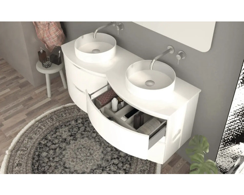 Koupelna s dvojitým umyvadlem, kulatými umyvadly na desku a otevřenou zásuvkou