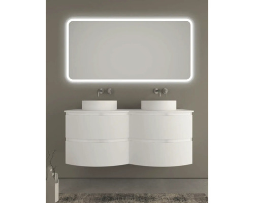 Moderní koupelna s dvojitým umyvadlem, kulatými umyvadly na desku a osvětleným zrcadlem