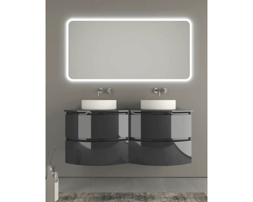 Koupelna s dvojitým umyvadlem, umyvadly na desku a osvětleným zrcadlem