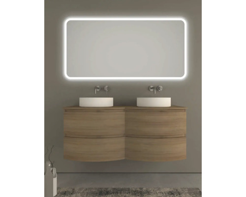 Koupelna s dvojitým umyvadlem, dvěma umyvadly na desku, osvětleným zrcadlem a dřevěnou spodní skříňkou