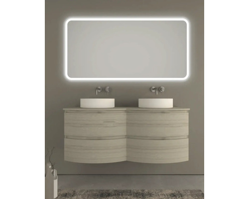 Koupelna s dvojitým umyvadlem, umyvadly na desku a osvětleným zrcadlem