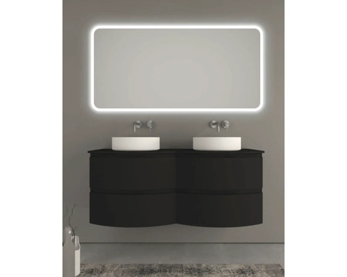 Koupelna s černou skříňkou pod umyvadlo, dvěma umyvadly na desku a osvětleným zrcadlem