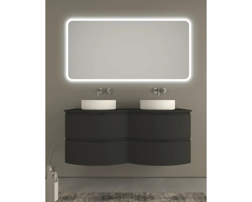 Koupelna s umyvadlovou skříňkou, dvěma umyvadly na desku a zrcadlem s osvětlením