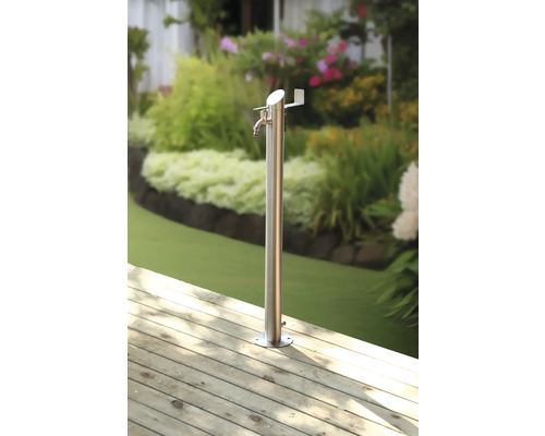 Nerezový zahradní výtokový kohout s kohoutkem na dřevěné terase