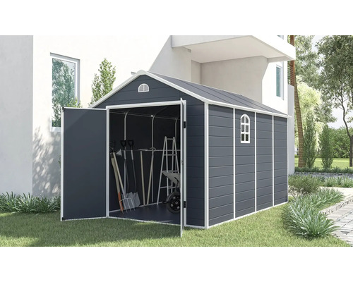 Zahradní kůlna s otevřenými dveřmi a zahradním nářadím