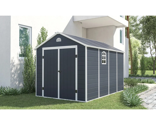 Zahradní kůlna s dvoukřídlými dveřmi a oknem na zahradě