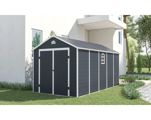 Kovová zahradní kůlna s dvoukřídlými dveřmi a oknem na zahradě