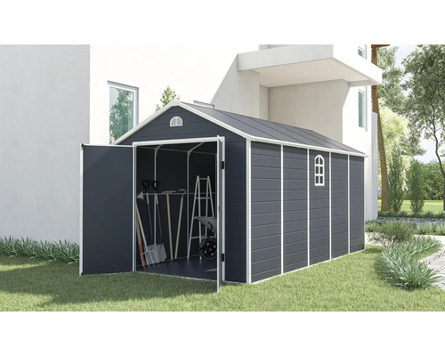 Zahradní domek s otevřenými dveřmi a zahradním nářadím uvnitř