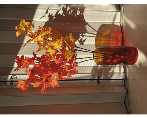 Dekorativní podzimní listí ve váze