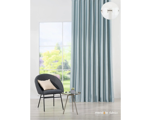 Scéna se závěsem, židlí a stolem ve světlé místnosti