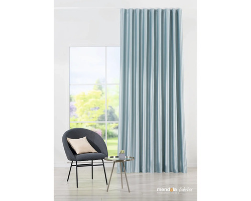 Závěs před oknem, vedle židle a stolu