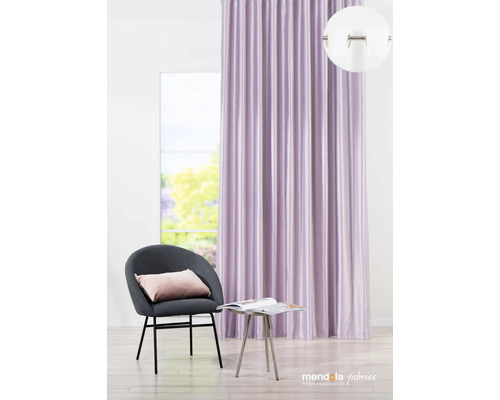 Scéna se závěsem, křeslem a stolem v místnosti.