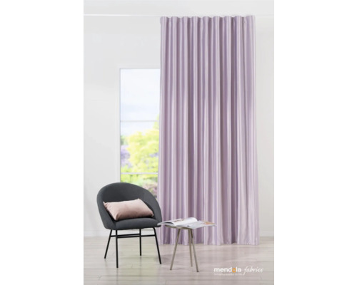 Fialový závěs vedle okna, židle a stolu